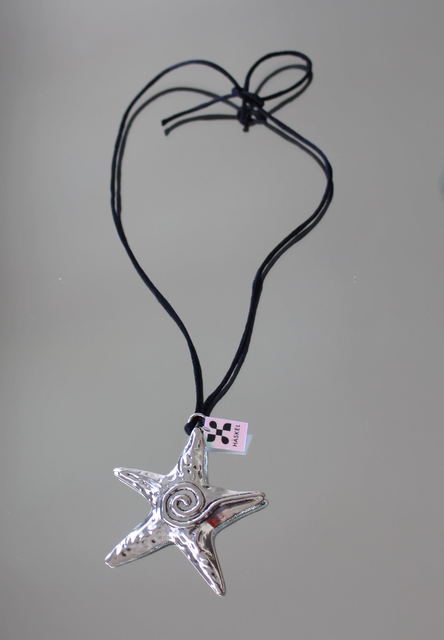 A LACE STARFISH BLACK NECKLACE