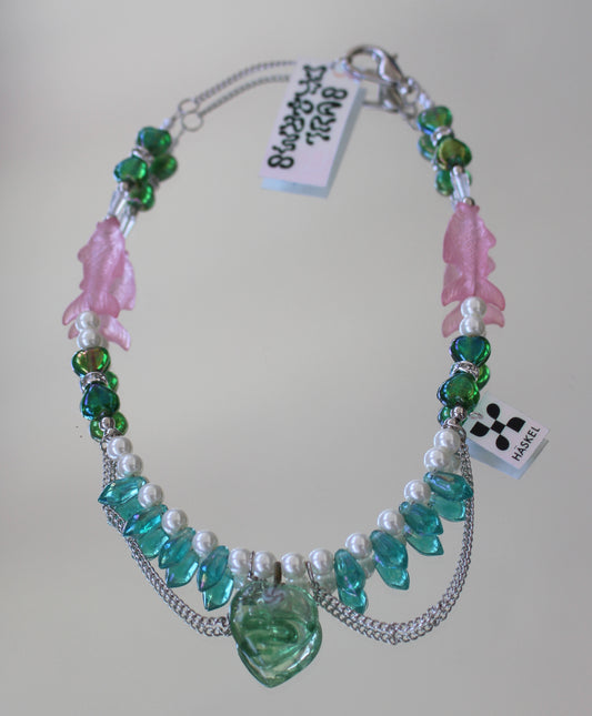 A MEDITERRAN GREEN VIBE NECKLACE